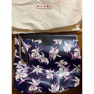 マルニ(Marni)のマルニフラワーカフェクラッチバッグ新品花柄ネイビー(クラッチバッグ)