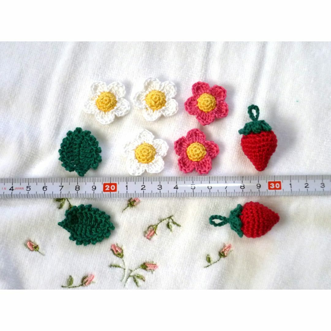 フラワーモチーフ☆濃いめピンク花いちごセット（9個）☆コットン編み ハンドメイドの素材/材料(各種パーツ)の商品写真
