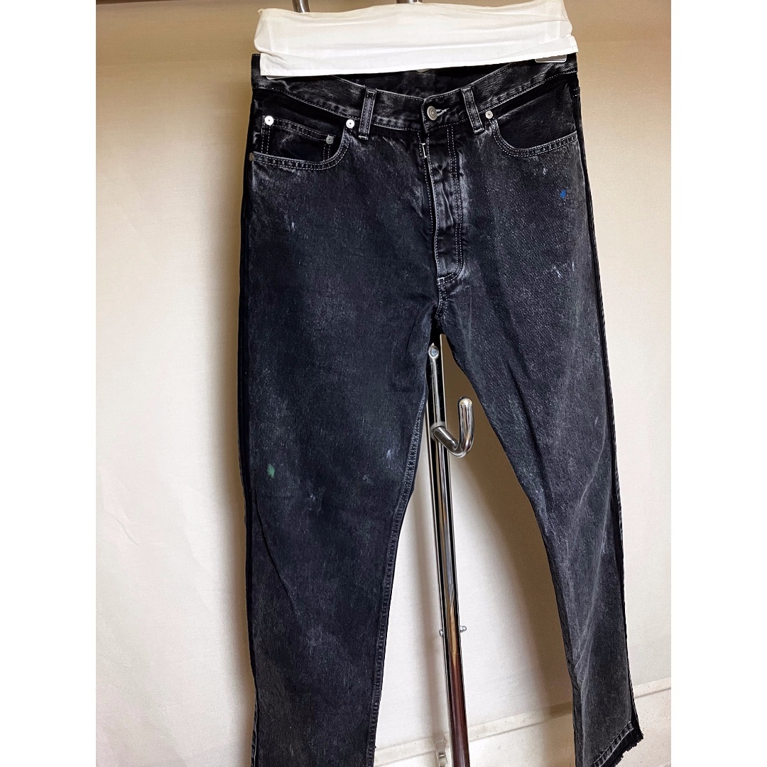 Maison Martin Margiela(マルタンマルジェラ)の新品 33 22aw マルジェラ ペンキスプラッシュデニム 黒 5348 メンズのパンツ(デニム/ジーンズ)の商品写真