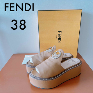 フェンディ(FENDI)のFENDIフェンディ金具ロゴ レザー厚底サンダル ベージュ  38(サンダル)