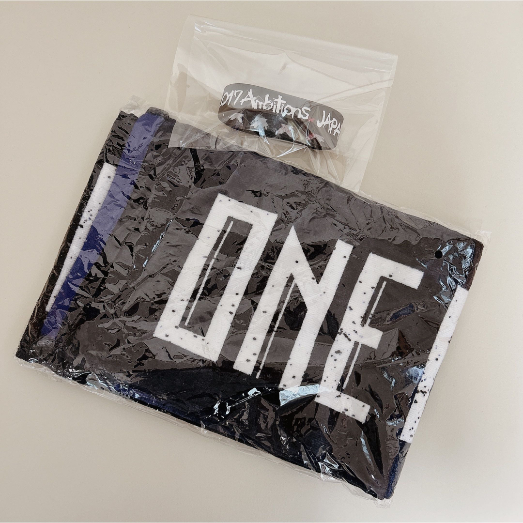 ONE OK ROCK(ワンオクロック)の【新品.未使用】☆ワンコクロック☆マフラータオル&ブレスレット☆ メンズのアクセサリー(ブレスレット)の商品写真