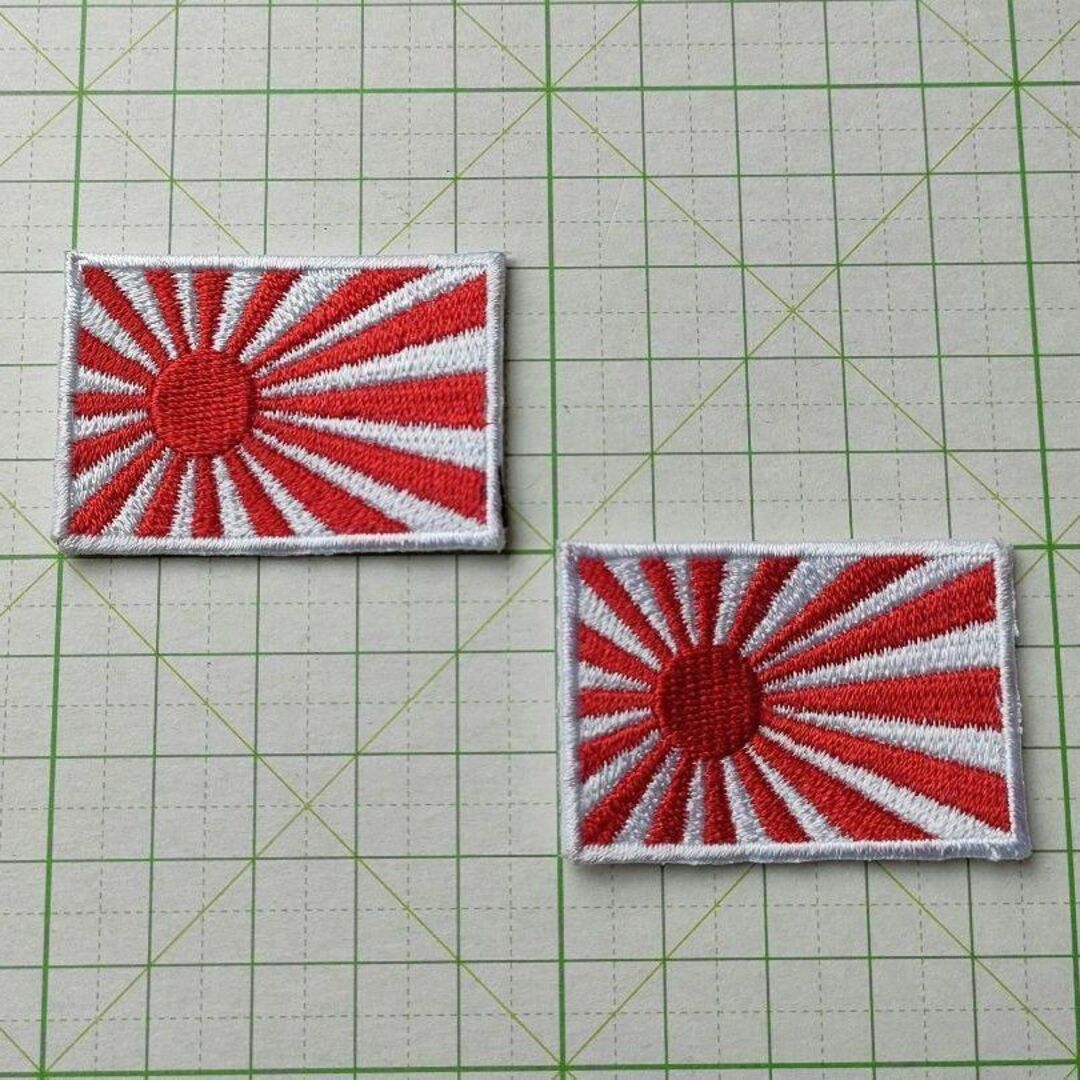 2枚です■ 日章旗 軍艦旗 軍旗 日本国旗 ニッポン ワッペン 小型 白 ■ エンタメ/ホビーのミリタリー(その他)の商品写真