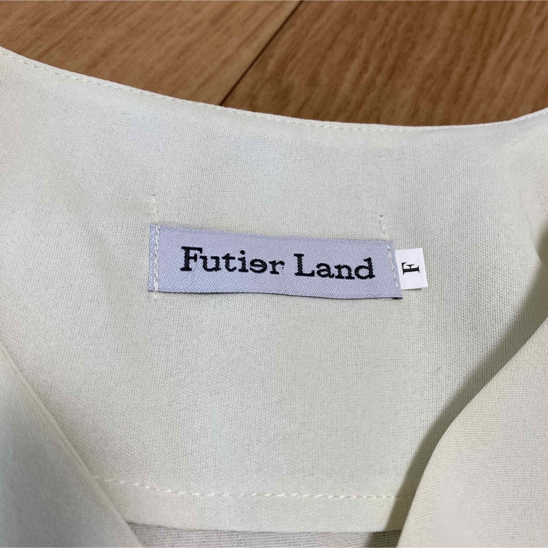 futier land(フューティアランド)のfutier land ショルダータックVネック半袖ブラウス　モカ　ノーカラー レディースのトップス(シャツ/ブラウス(半袖/袖なし))の商品写真