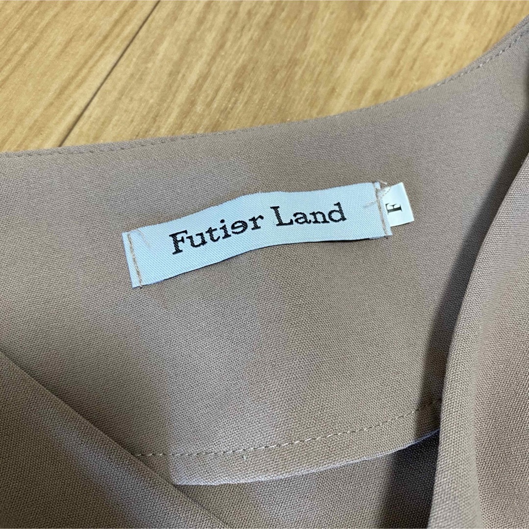 futier land(フューティアランド)のfutier land ショルダータックVネック半袖ブラウス　モカ　ノーカラー レディースのトップス(シャツ/ブラウス(半袖/袖なし))の商品写真