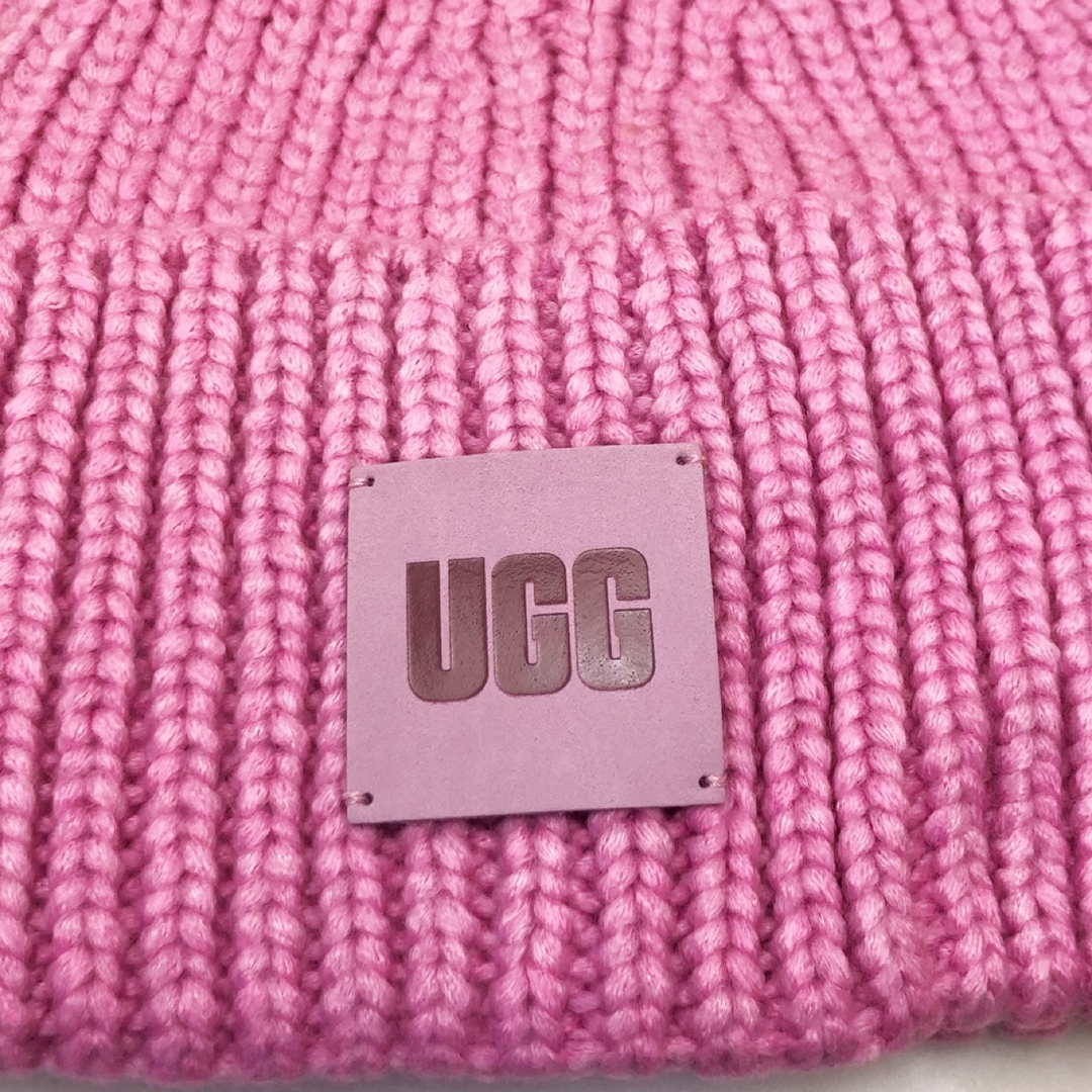 UGG(アグ)の新品 UGG アグ ニットキャップ 20061 ローズ クォーツ レディースの帽子(ニット帽/ビーニー)の商品写真