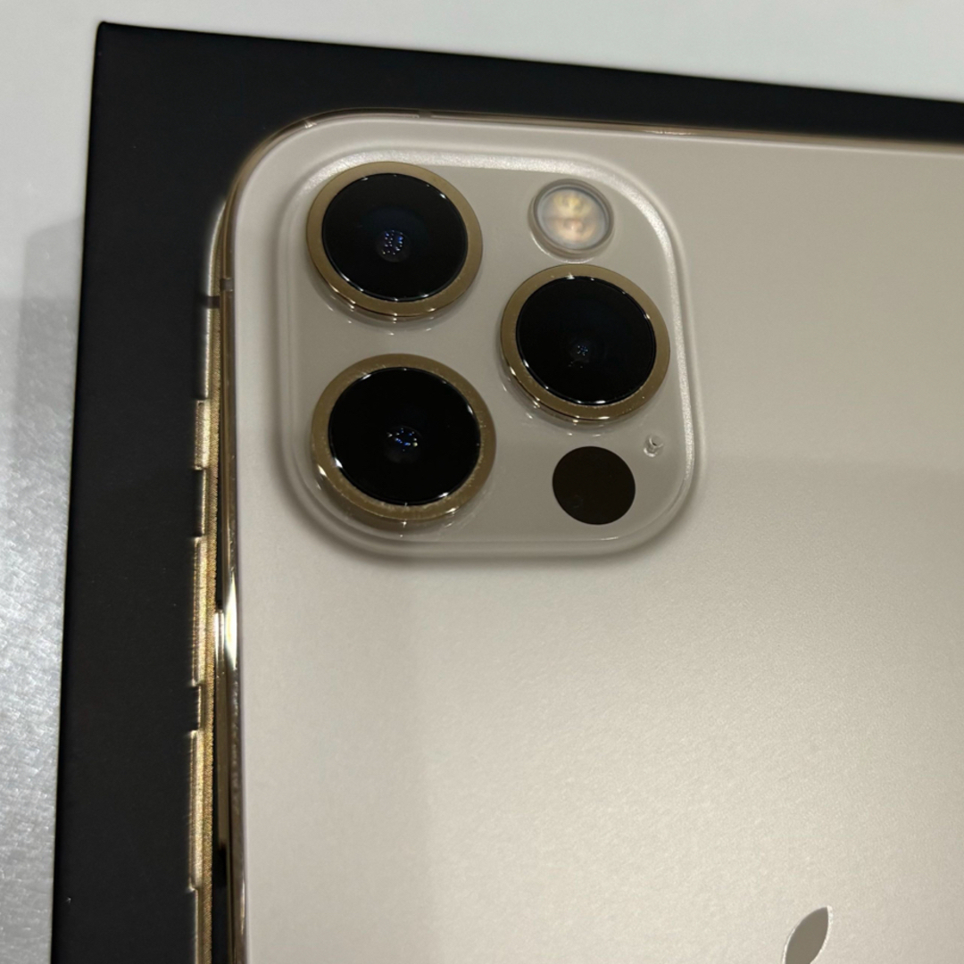 Apple(アップル)のiPhone12 Pro 256GB ゴールド スマホ/家電/カメラのスマートフォン/携帯電話(スマートフォン本体)の商品写真