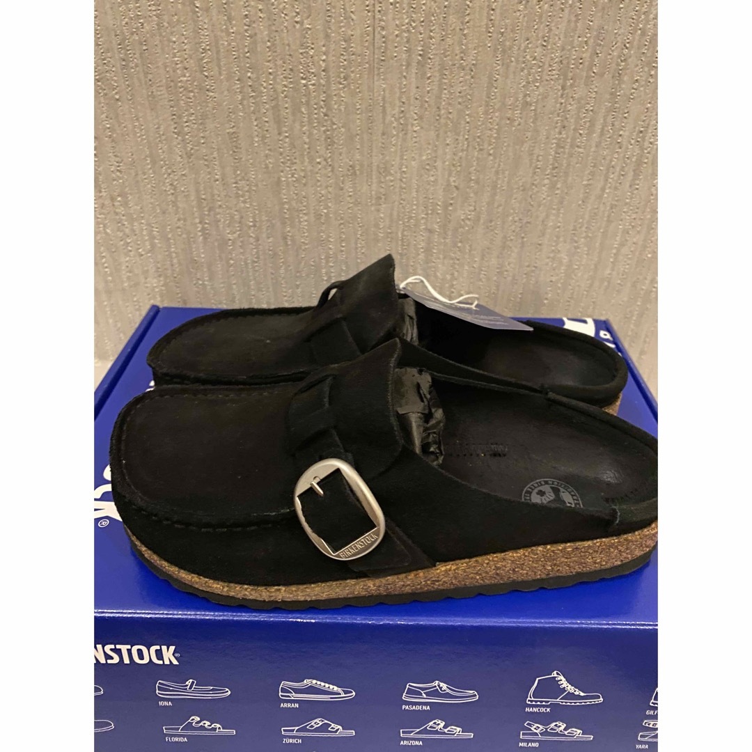 BIRKENSTOCK(ビルケンシュトック)のビルケンシュトック Buckley バックリー ベロア レザーサンダル　ブラック レディースの靴/シューズ(スリッポン/モカシン)の商品写真