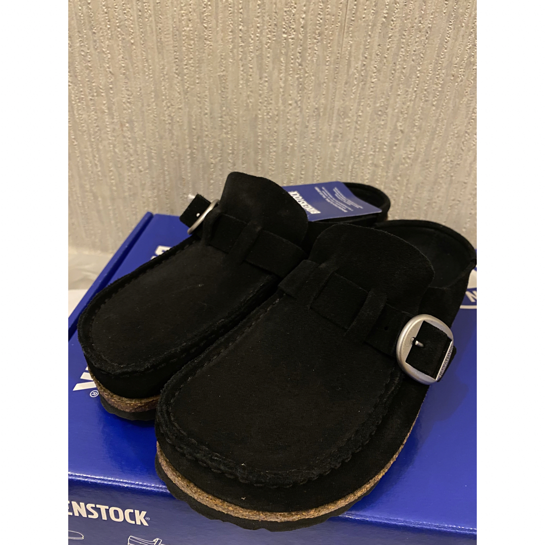 BIRKENSTOCK(ビルケンシュトック)のビルケンシュトック Buckley バックリー ベロア レザーサンダル　ブラック レディースの靴/シューズ(スリッポン/モカシン)の商品写真