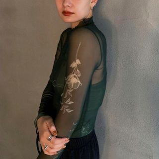 アメリヴィンテージ(Ameri VINTAGE)のMEDI FLOWER TATTOO SHEER TOP 新品(カットソー(長袖/七分))