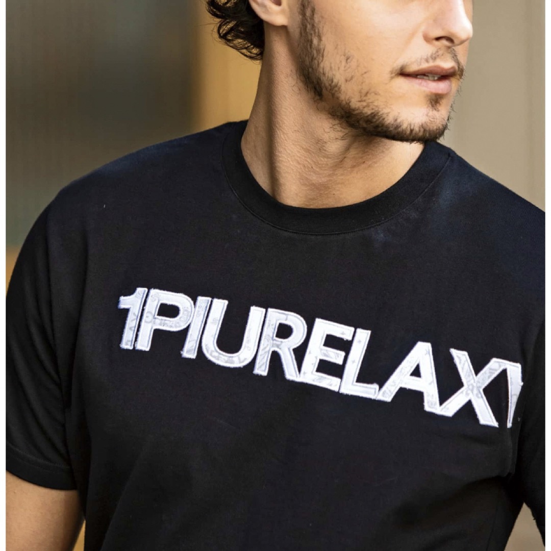 【1PIU1UGUALE3 RELAX】ペイズリーロゴ半袖Tシャツ/BLACK