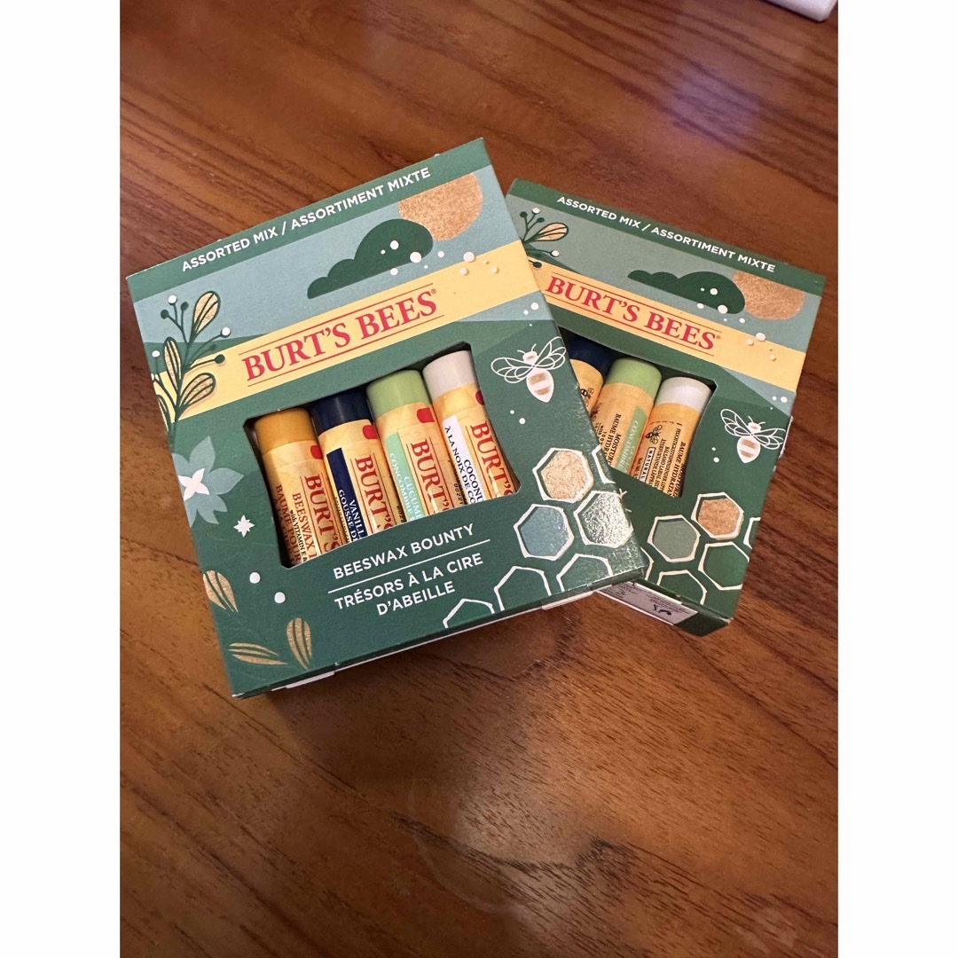 BURT'S BEES(バーツビーズ)の【新品】BURT’S BEESリップ4本セット×2箱 コスメ/美容のスキンケア/基礎化粧品(リップケア/リップクリーム)の商品写真