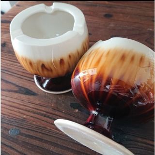 昭和レトロ　茶色の灰皿　２つ(灰皿)