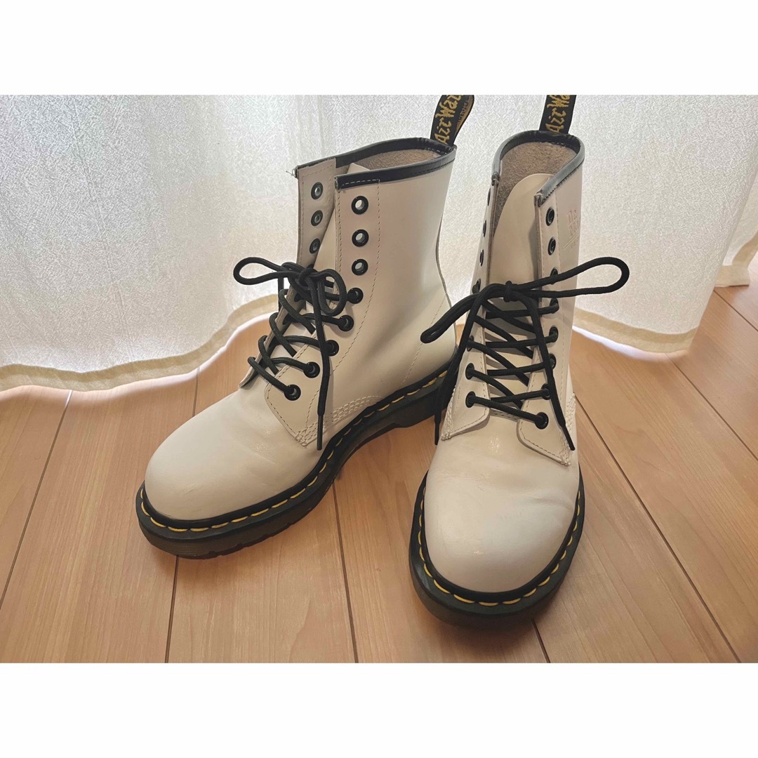 Dr.Martens(ドクターマーチン)のDr.Martens 8ホールブーツ ホワイト レディースの靴/シューズ(ブーツ)の商品写真