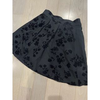 マジェスティックレゴン(MAJESTIC LEGON)のスカート　黒　膝上　MAJESTIC LEGON  花柄　中はパンツ(ミニスカート)