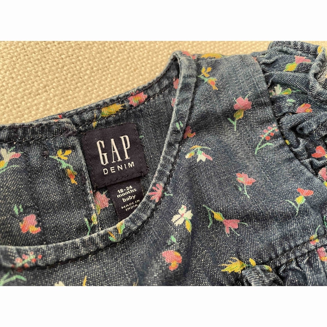 babyGAP(ベビーギャップ)のデニム ロンパース babyGAP 花柄 長袖 長ズボン キッズ/ベビー/マタニティのキッズ服女の子用(90cm~)(その他)の商品写真