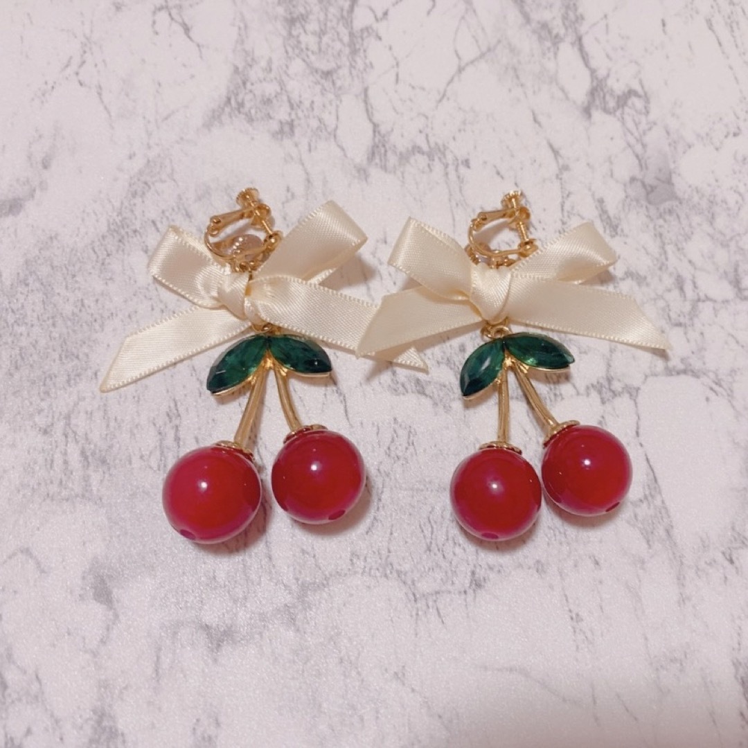 Swankiss(スワンキス)のさくらんぼリボンイヤリング🍒🎀 レディースのアクセサリー(イヤリング)の商品写真