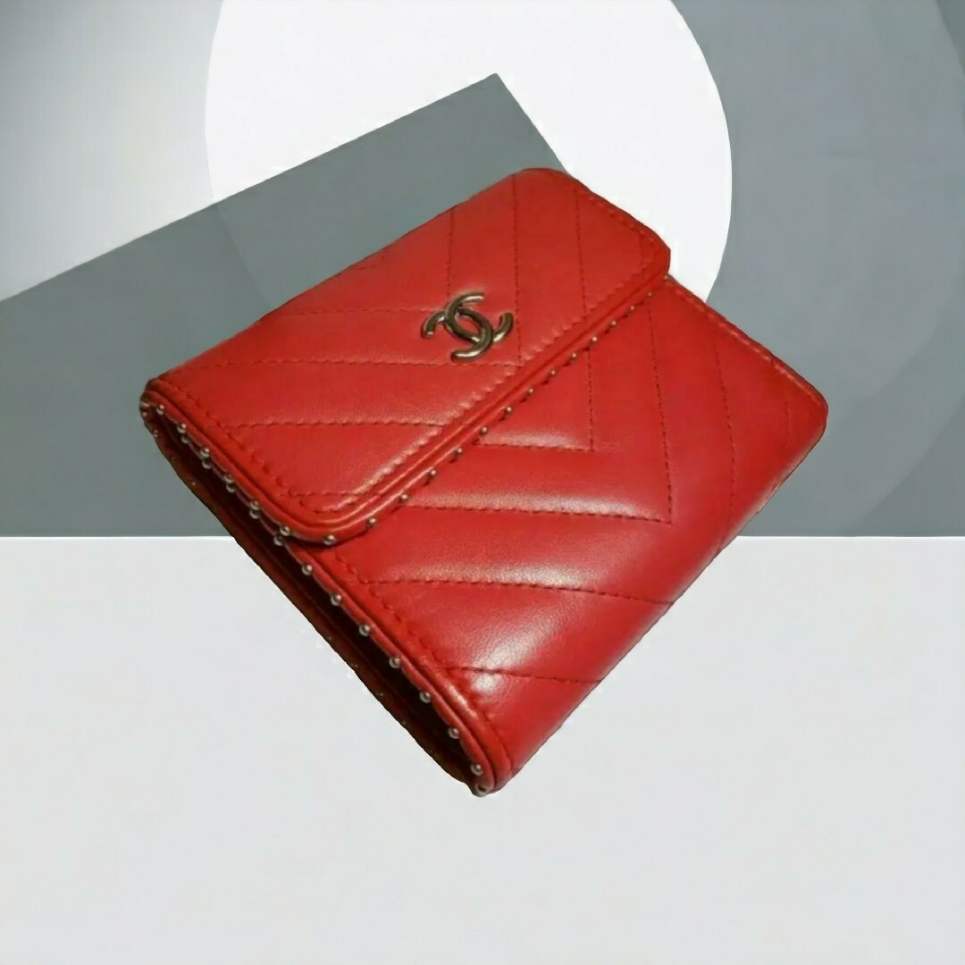 CHANEL(シャネル)のシャネル CHANEL❣️シェブロン✨Vステッチ❣️二つ折り財布✨スタッズ レディースのファッション小物(財布)の商品写真
