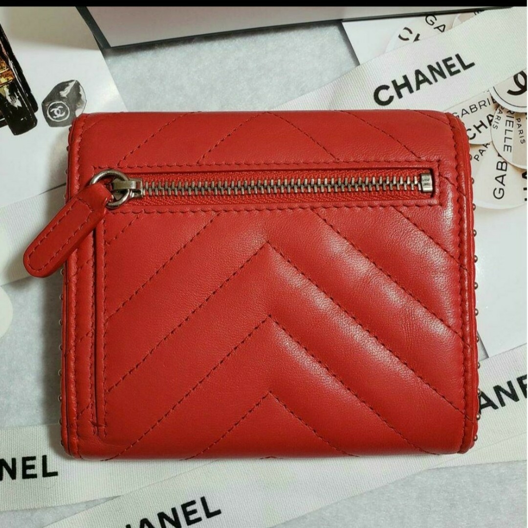 CHANEL(シャネル)のシャネル CHANEL❣️シェブロン✨Vステッチ❣️二つ折り財布✨スタッズ レディースのファッション小物(財布)の商品写真