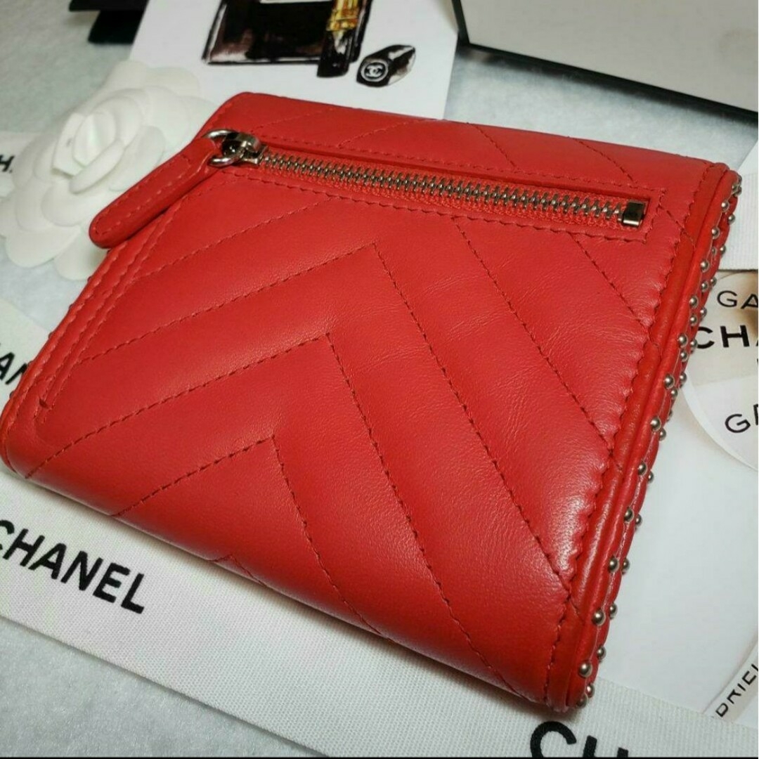 CHANEL(シャネル)のシャネル CHANEL❣️シェブロン✨Vステッチ❣️二つ折り財布✨スタッズ レディースのファッション小物(財布)の商品写真