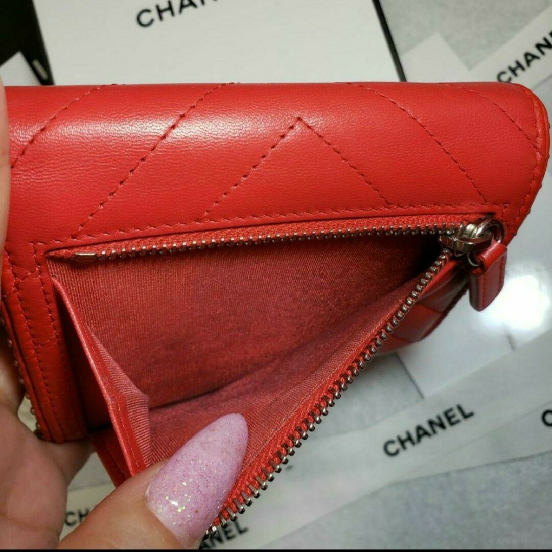 CHANEL(シャネル)のシャネル CHANEL❣️シェブロン✨Vステッチ❣️二つ折り財布✨スタッズ レディースのファッション小物(財布)の商品写真