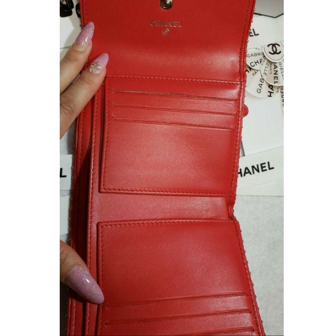 CHANEL(シャネル)のシャネル CHANEL❣️シェブロン✨Vステッチ❣️二つ折り財布✨スタッズ レディースのファッション小物(財布)の商品写真