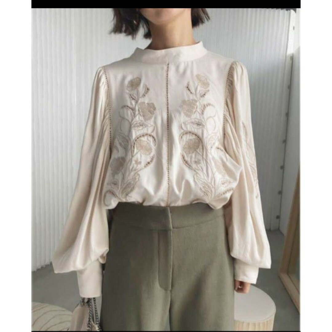 LADY EMBROIDERY PUFF BLOUSE