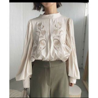 アメリヴィンテージ(Ameri VINTAGE)のLADY EMBROIDERY PUFF BLOUSE(シャツ/ブラウス(長袖/七分))