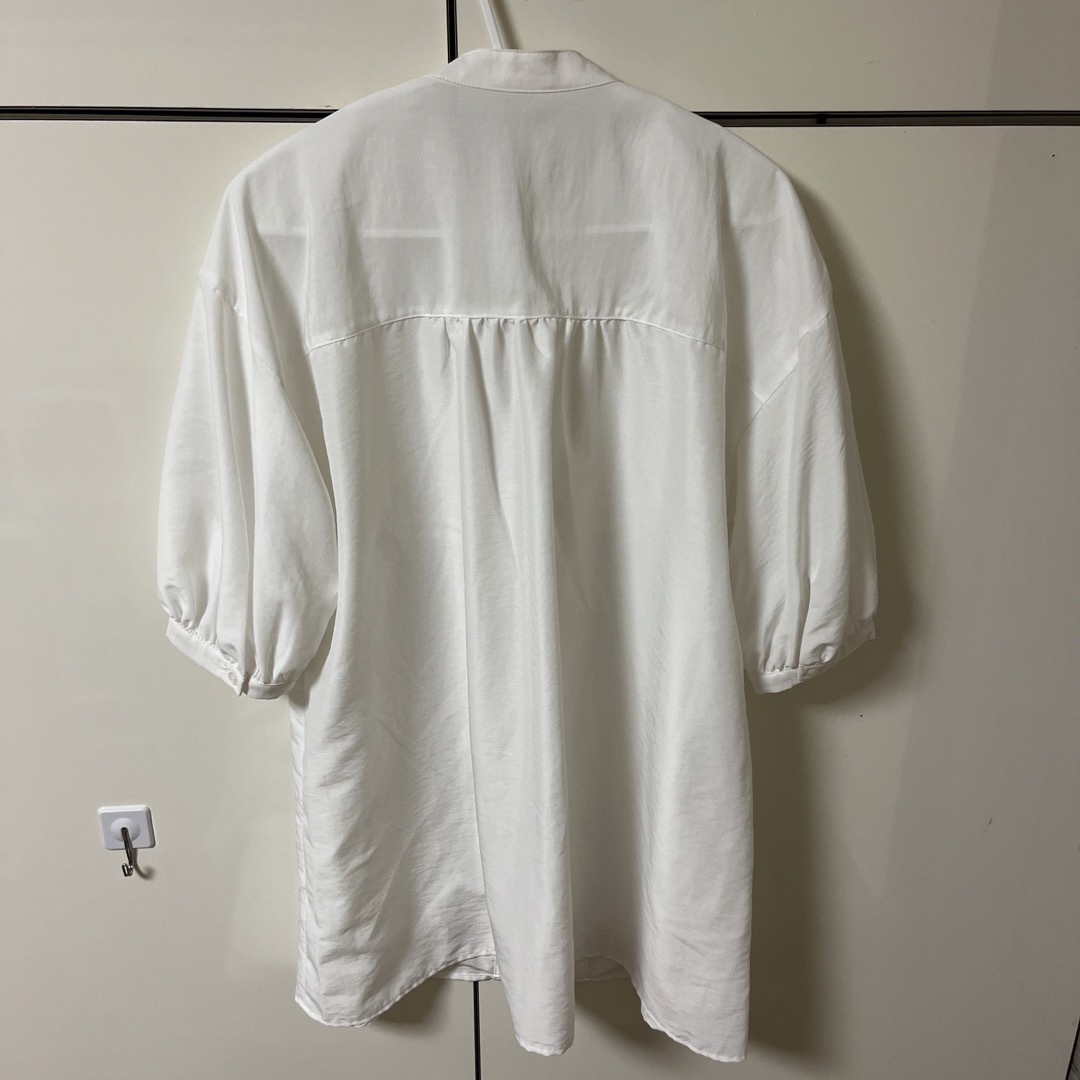 白いシャツ レディースのトップス(シャツ/ブラウス(半袖/袖なし))の商品写真