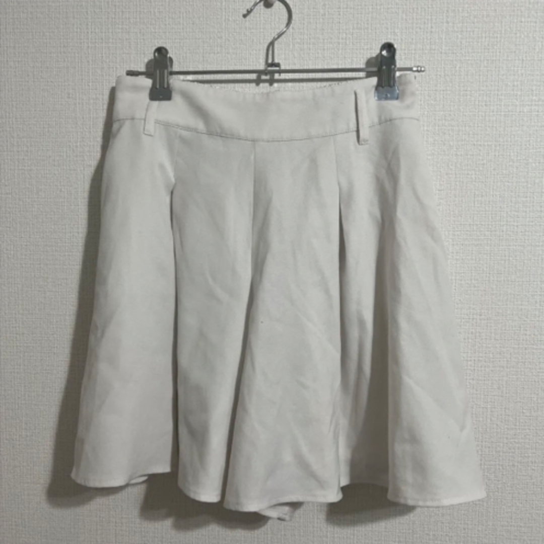 CECIL McBEE(セシルマクビー)のCECIL Mc BEE ミニスカート ホワイト M レディースのスカート(ミニスカート)の商品写真