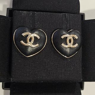 シャネル(CHANEL)のCHANEL　ハートラムスキンピアス　美品(ピアス)