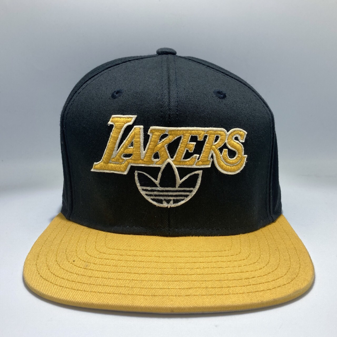 adidas(アディダス)のadidas アディダス Lakers レイカーズ ヴィンテージ キャップ 帽子 メンズの帽子(キャップ)の商品写真