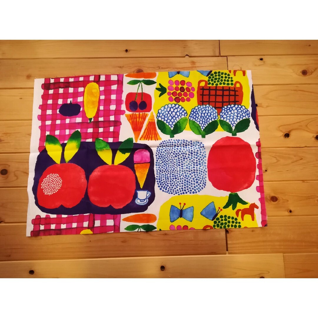 マリメッコ marimekko ケサトリ 生地 りんご 廃盤 北欧 レア 布 マリメッコ marimekko ケサトリ 生地 りんご 廃盤 北欧 レア 布