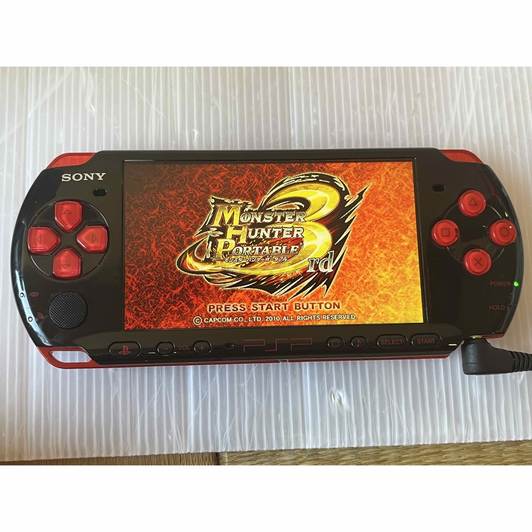 PSP「プレイステーション・ポータブル」 新米ハンターズパック（ブラック／レッド