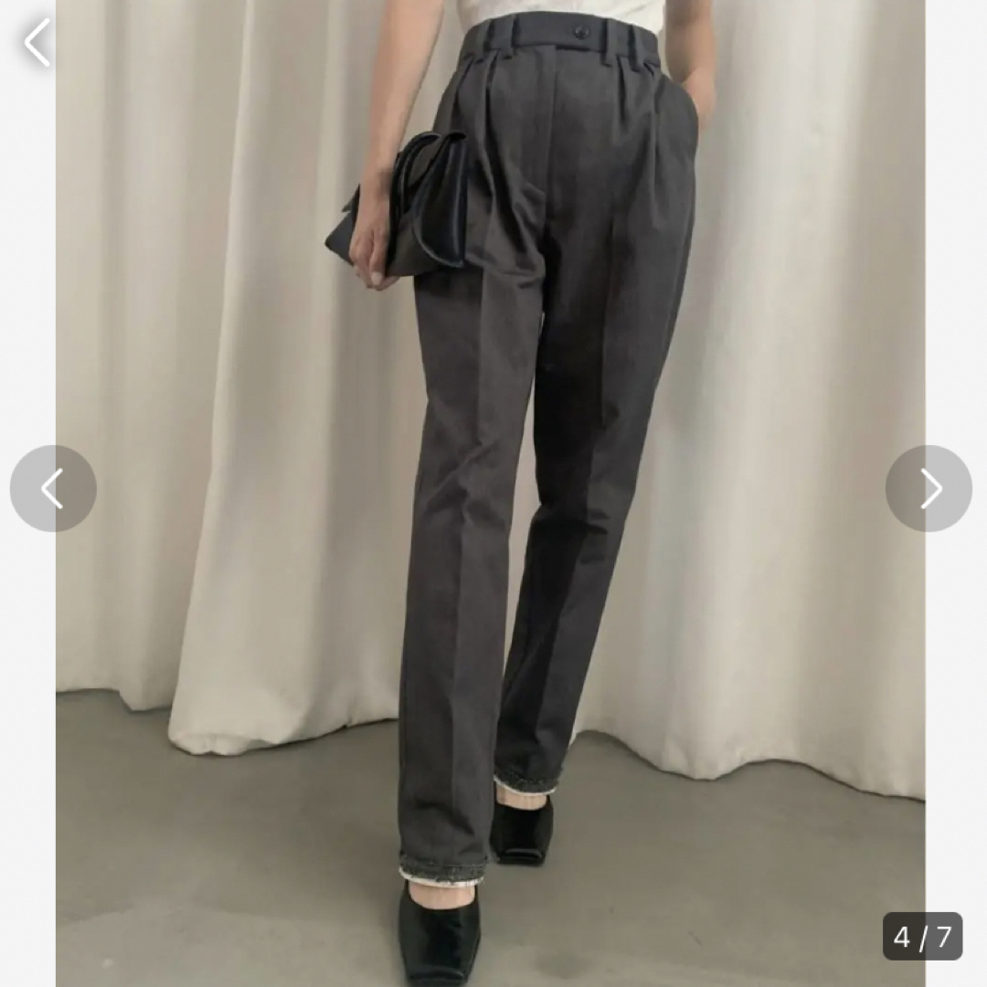 Ameri VINTAGE(アメリヴィンテージ)のDAMAGE HEM TAPERED PANTS レディースのパンツ(カジュアルパンツ)の商品写真