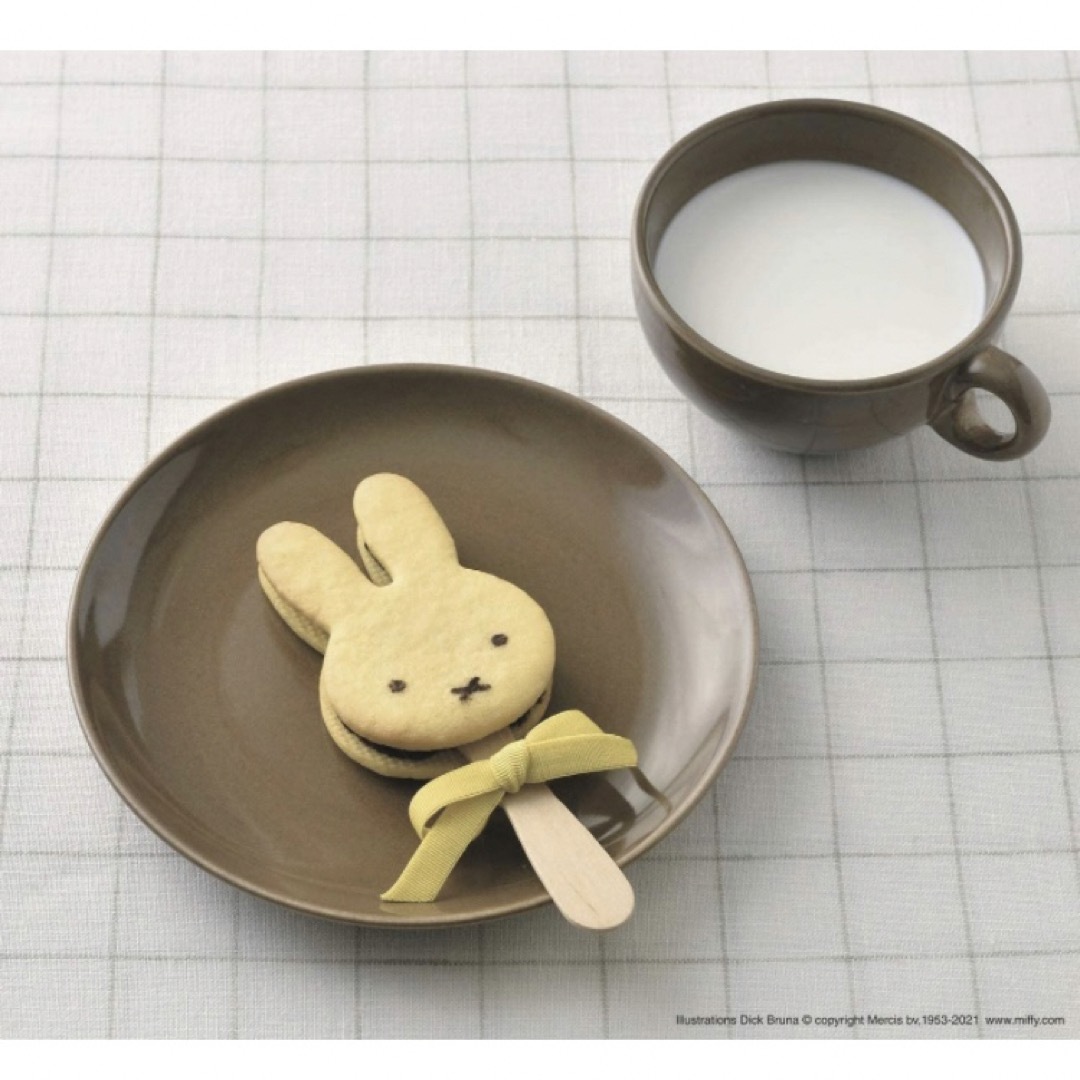 miffy(ミッフィー)の新品　セルクル&ステンシルつき　ミッフィーのカフェレシピ BOOK エンタメ/ホビーの本(料理/グルメ)の商品写真