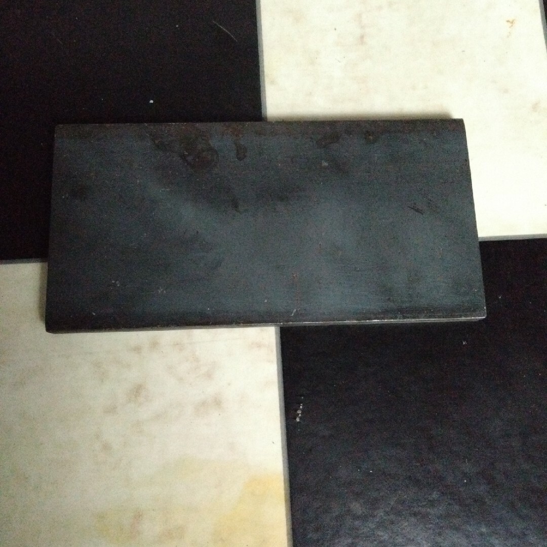 バーベキュー鉄板９ミリ200×100傷やサビなどありのため格安 スポーツ/アウトドアのアウトドア(調理器具)の商品写真
