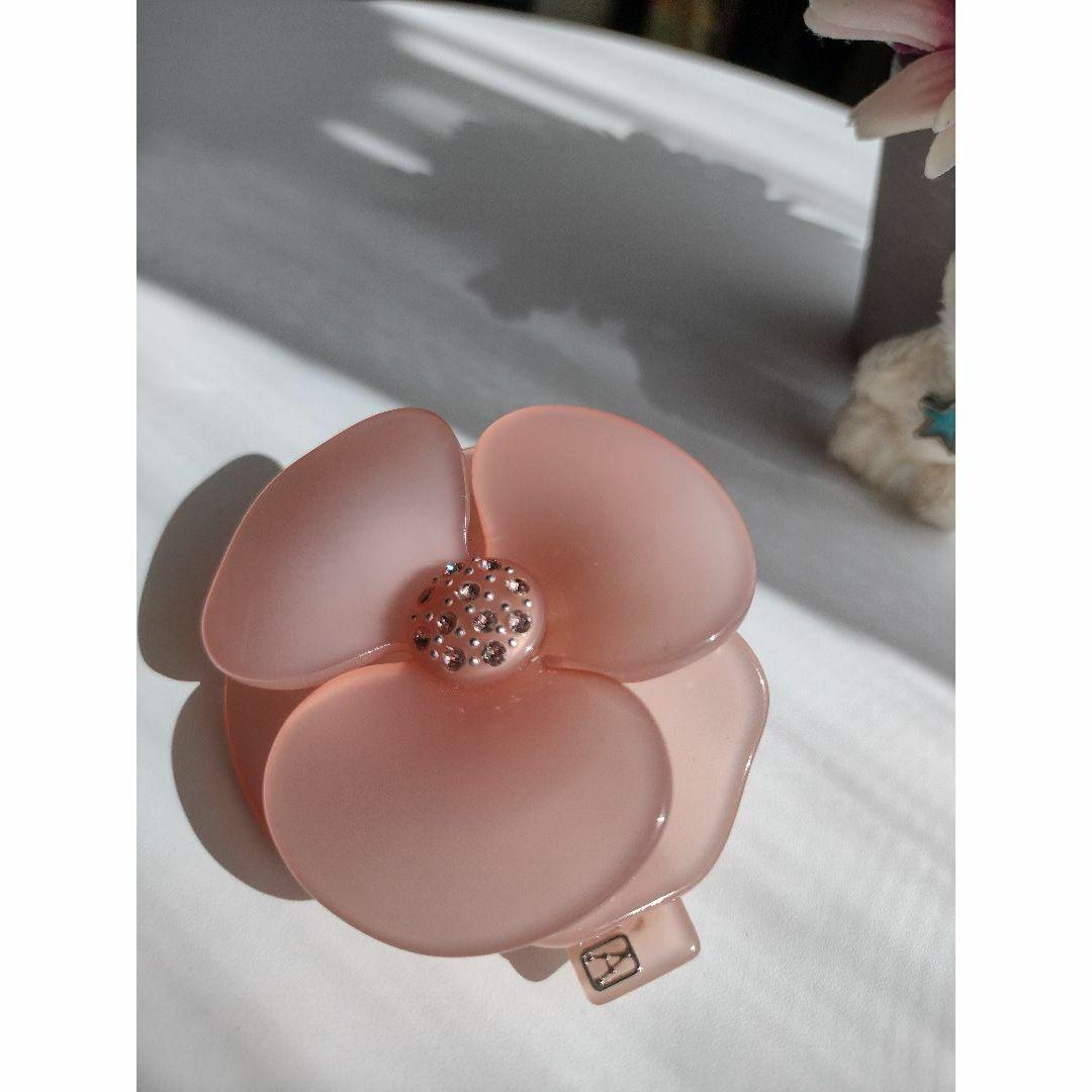 【美品】アレクサンドルドゥパリ カメリアバレッタ ピンクベージュヘアアクセサリー