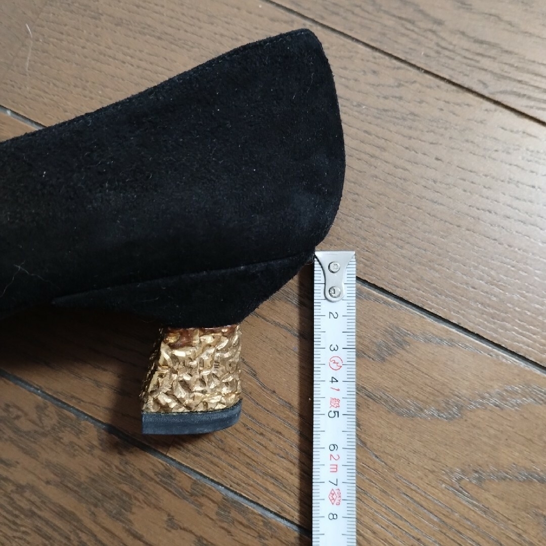 黒　スウェード調　パンプス　ゴールドヒール　7Mサイズ　約24cm レディースの靴/シューズ(ハイヒール/パンプス)の商品写真