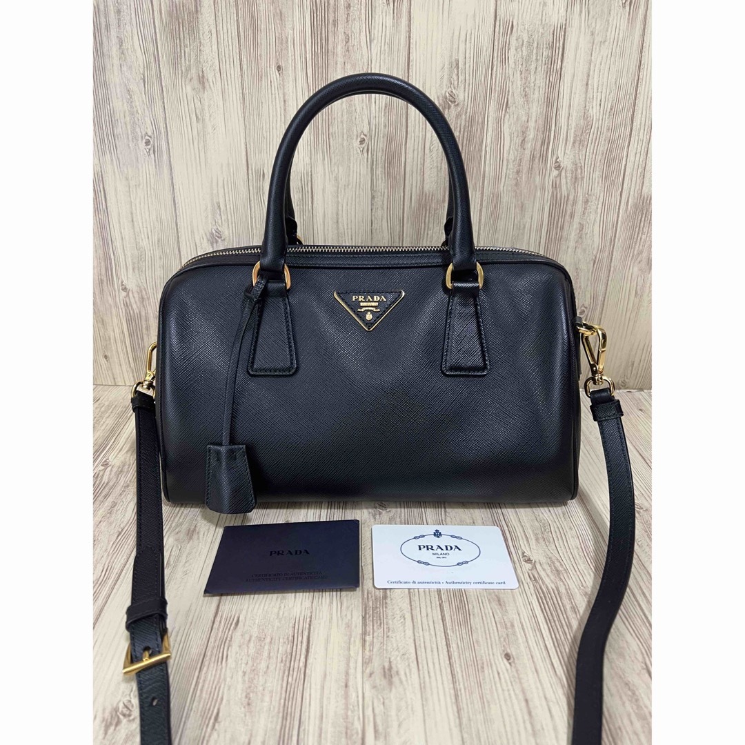 極美品 PRADA サフィアーノレザー 三角ゴールドロゴ キャメル k0082 極美品 PRADA サフィアーノレザー 三角ゴールドロゴ キャメル k0082
