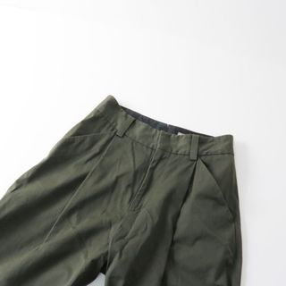 マーガレットハウエル(MARGARET HOWELL)の2021SS マーガレットハウエル MARGARET HOWELL DENSE FINE COTTON TWILL タックパンツ 2/カーキ コットンツイル【2400013523646】(カジュアルパンツ)