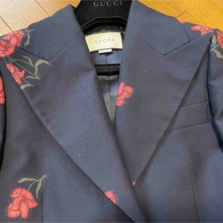 グッチ(Gucci)の本日限定⚫︎GUCCIグッチ紺地ピンク花刺繍ジャケット(テーラードジャケット)