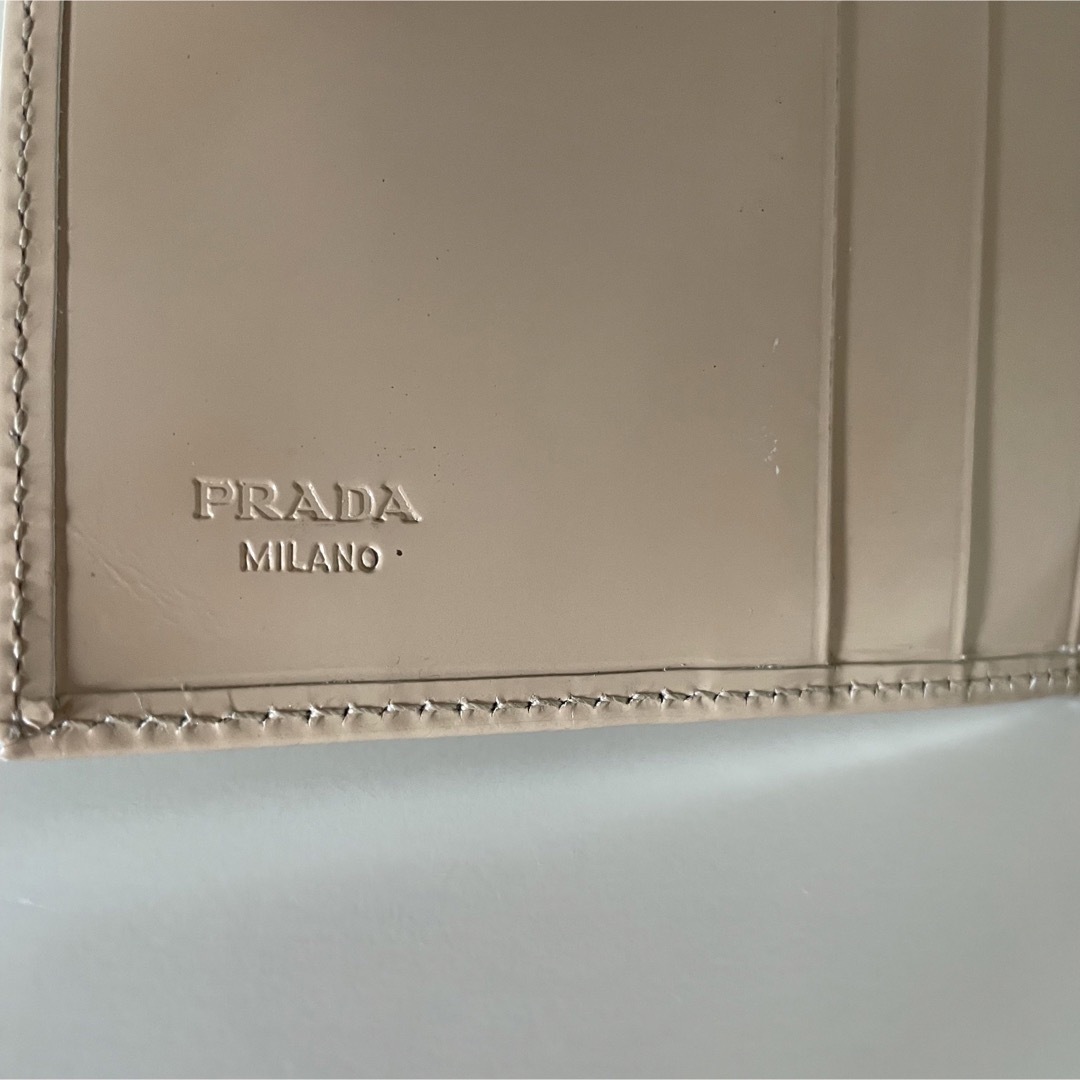PRADA(プラダ)のPRADA プラダ パテント がま口 二つ折り財布 レディースのファッション小物(財布)の商品写真