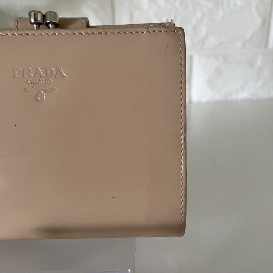 PRADA(プラダ)のPRADA プラダ パテント がま口 二つ折り財布 レディースのファッション小物(財布)の商品写真