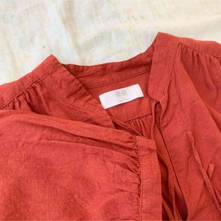 ユニクロ(UNIQLO)のUNIQLO プルオーバー シャツ ブラウス 赤 七分袖(シャツ/ブラウス(長袖/七分))