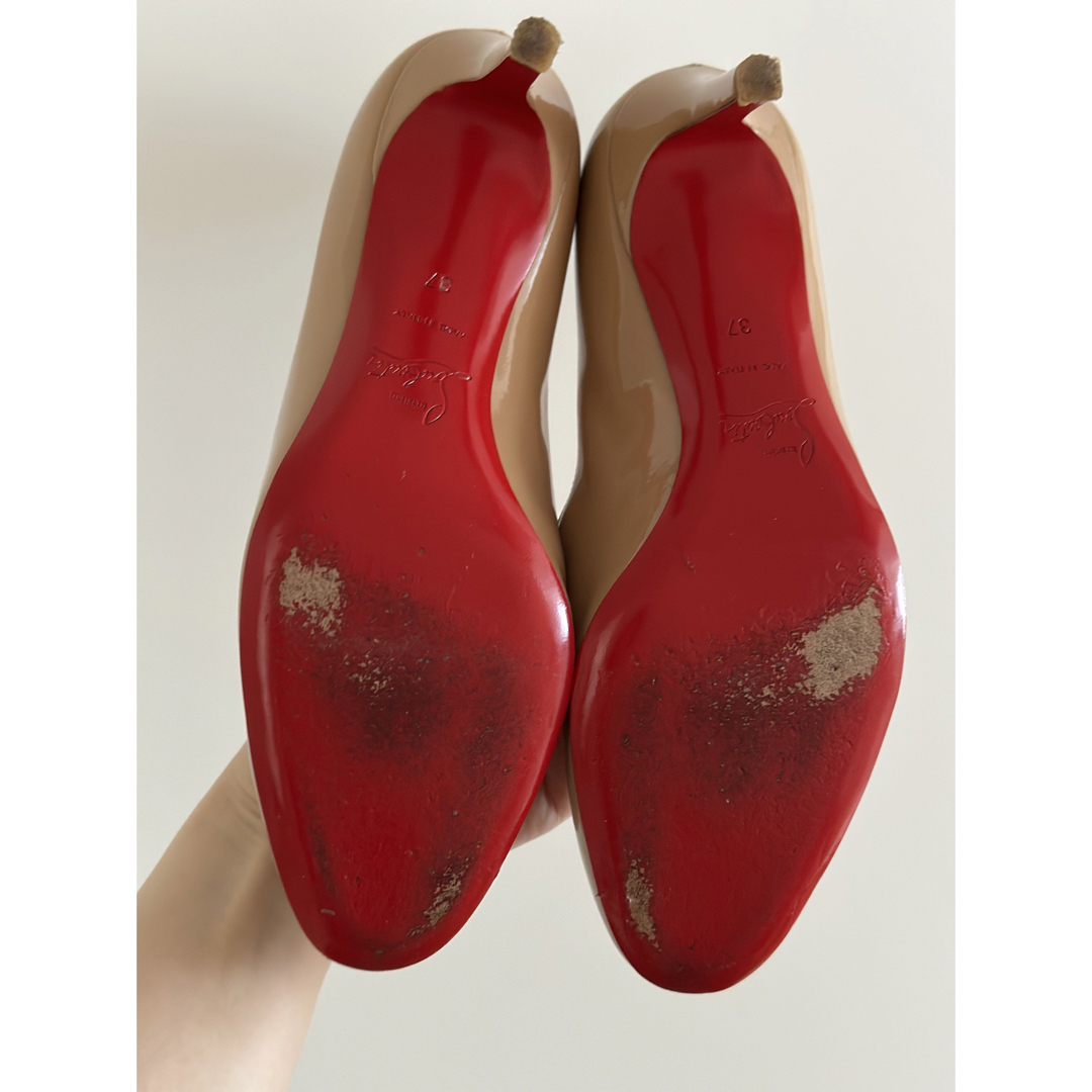 Christian Louboutin(クリスチャンルブタン)のクリスチャンルブタン　エナメルパンプス　ベージュ　23.5cm レディースの靴/シューズ(ハイヒール/パンプス)の商品写真