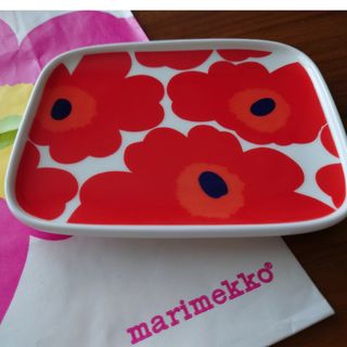 マリメッコ(marimekko)の未使用品marimekkoマリメッコウニッコお皿赤花柄プレート(食器)