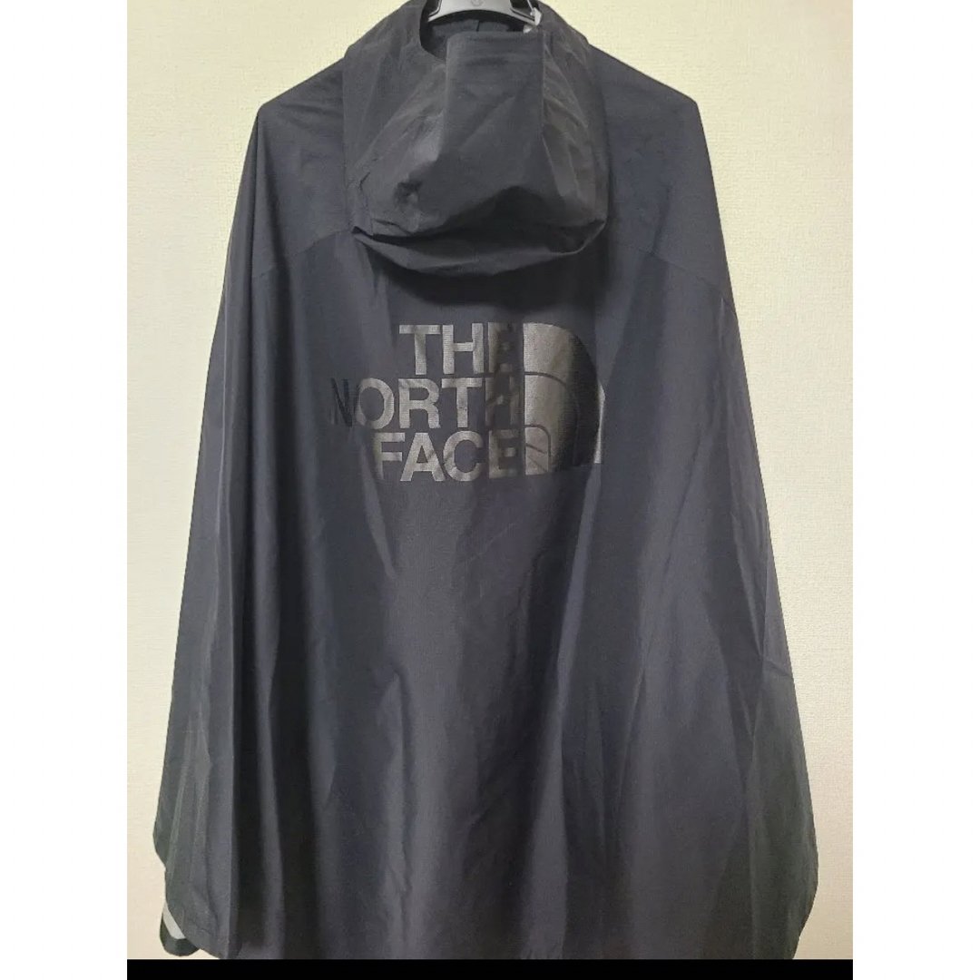 THE NORTH FACE(ザノースフェイス)のTHE NORTH FACEビッグロゴ キャンプケープ ポンチョ レディースのジャケット/アウター(ポンチョ)の商品写真