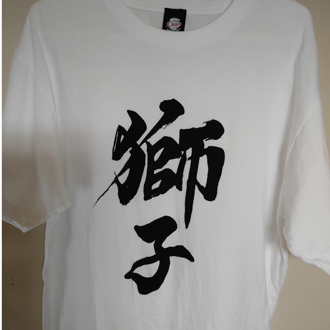 埼玉西武ライオンズ(サイタマセイブライオンズ)の西武ライオンズ　Tシャツ　毛筆デザインTシャツ獅子　ホワイト（Lサイズ） スポーツ/アウトドアの野球(応援グッズ)の商品写真