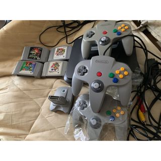 ニンテンドウ64(NINTENDO 64)のNintendo64 本体　コントローラー3個　GBパック1個　ソフト4個その他(家庭用ゲーム機本体)