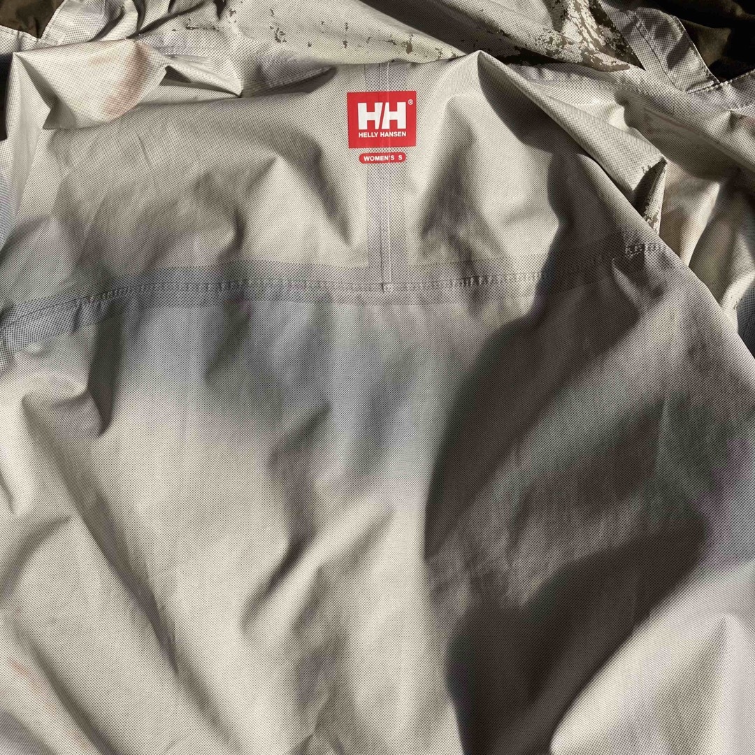 HELLY HANSEN(ヘリーハンセン)のHELLY HANSEN マウンテンパーカー　花柄 レディースのジャケット/アウター(ナイロンジャケット)の商品写真